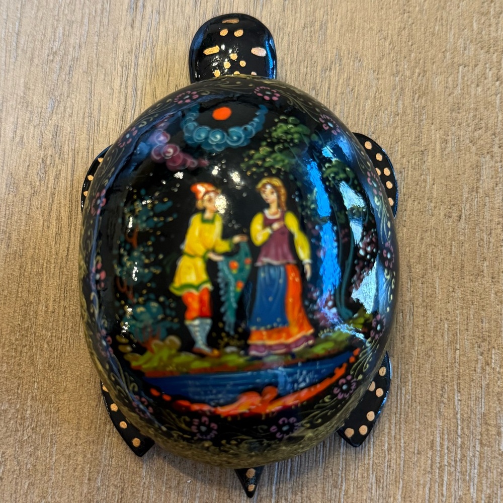 VINTAGE RUSSIAN LACQUER
TRINKET BOX - HAND PAINTED TURTLE SHAPED